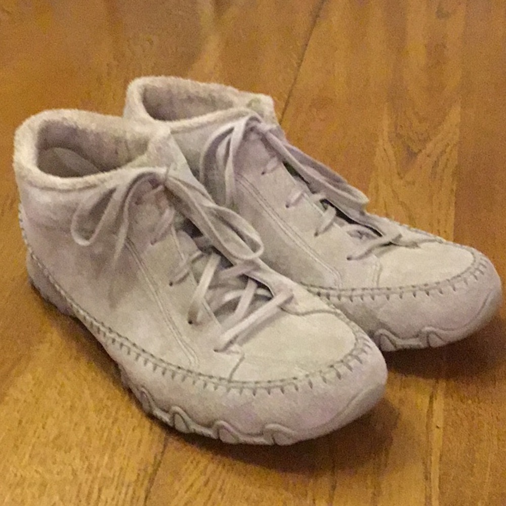 Woman’s Sketchers tan tie ankle boot. Size 9.5. Leather. Fleece lining. Comfy!